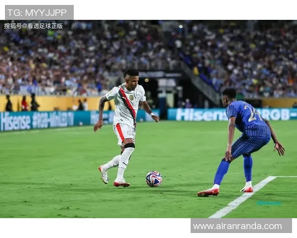 三位足球女星以鲜明个性与精彩表现成为新一代足球偶像,燃动赛场魅力无限 三位足球女星以鲜明个性与精彩表现成为新一代足球偶像,燃动赛场魅力无限